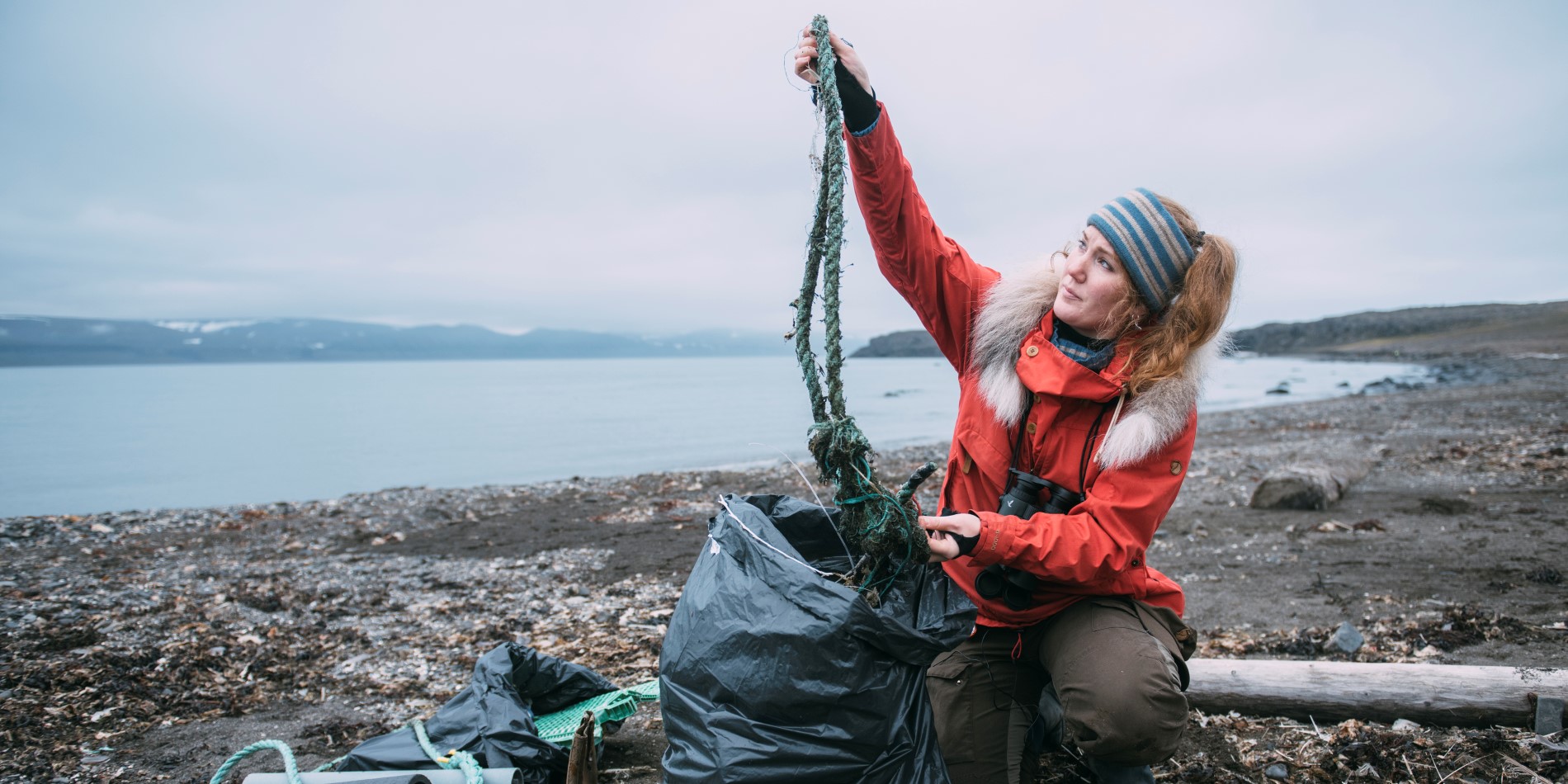 Helga Bårdsdatter Kristiansen, biologiste et chef expédition, nettoie une plage jonchée d’ordures