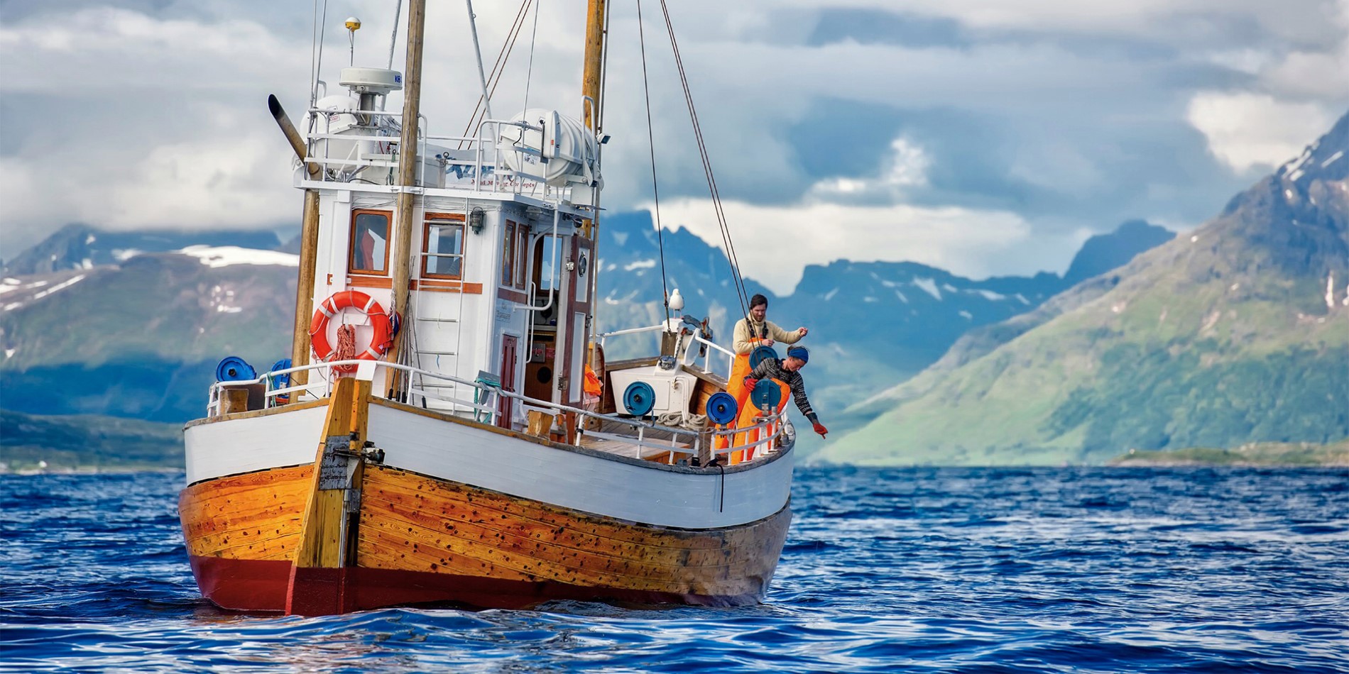Un bateau de pêche et deux pêcheurs en Norvège du Nord