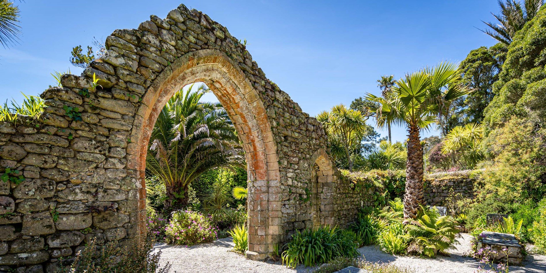 Visitez les luxuriants jardins de l’abbaye de Tresco sur les îles Scilly.