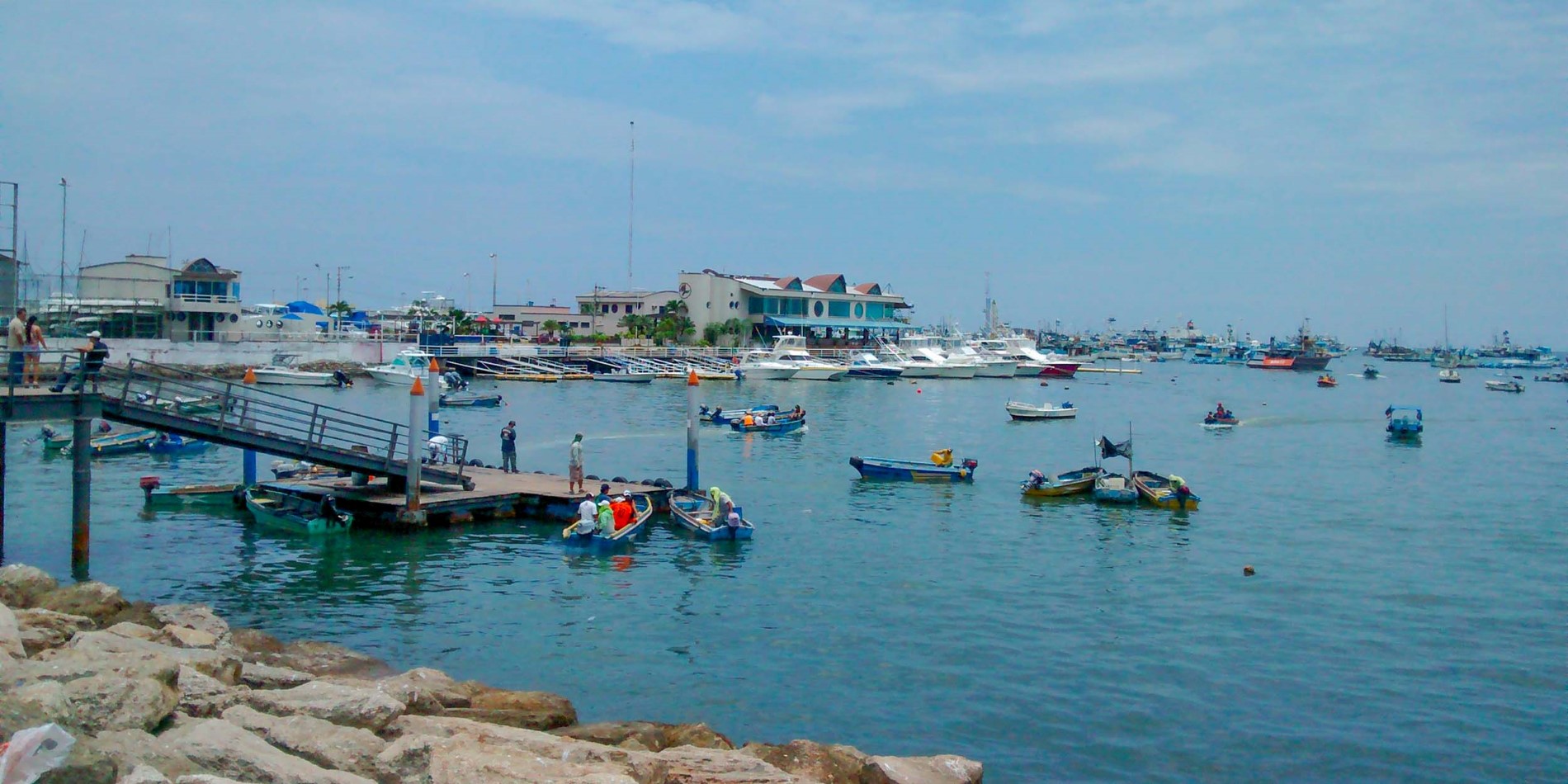 Le joli port de pêche de Manta.
