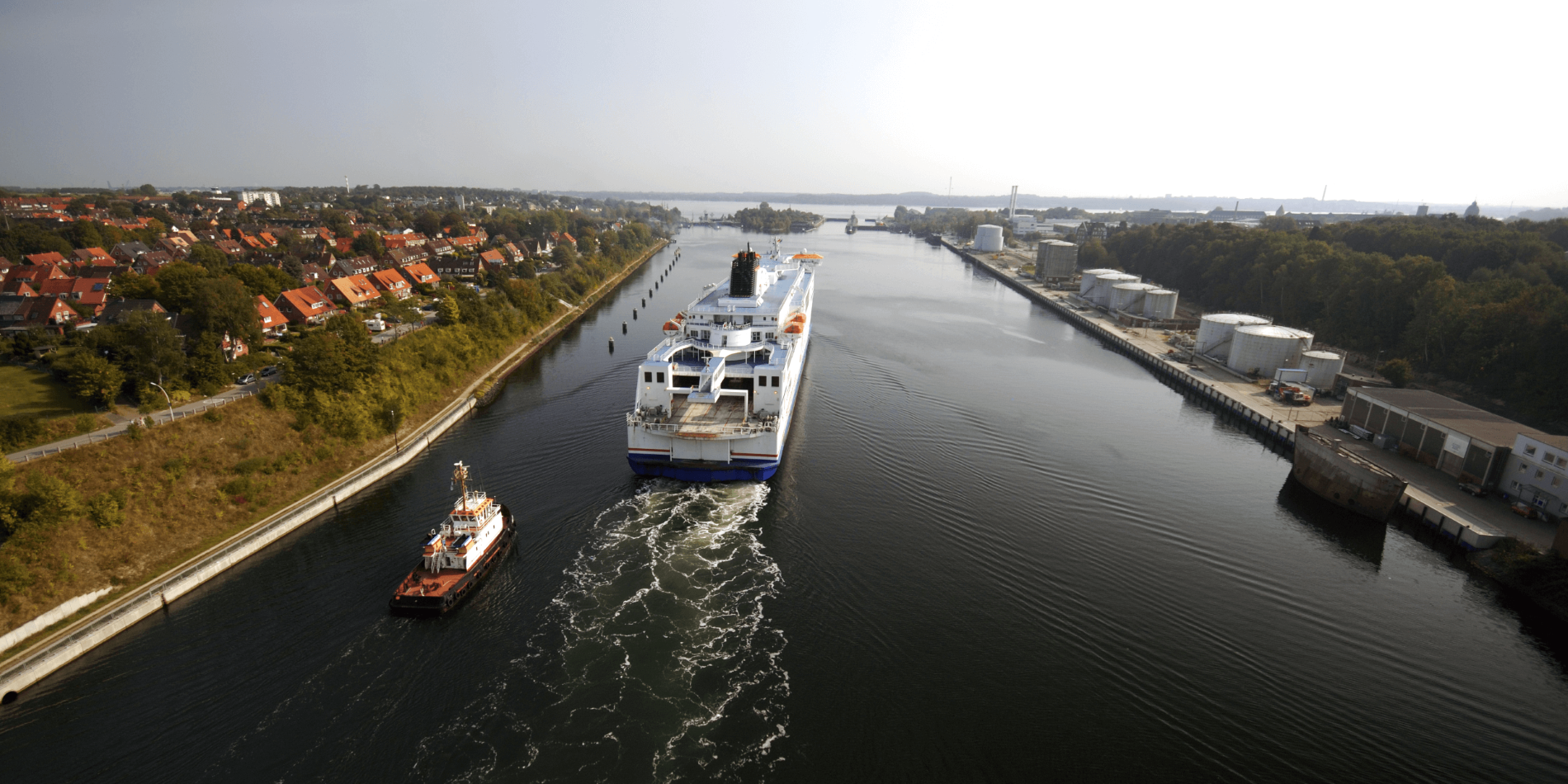 Remorqueur et bateau de croisière près de l'écluse du canal de Kiel.