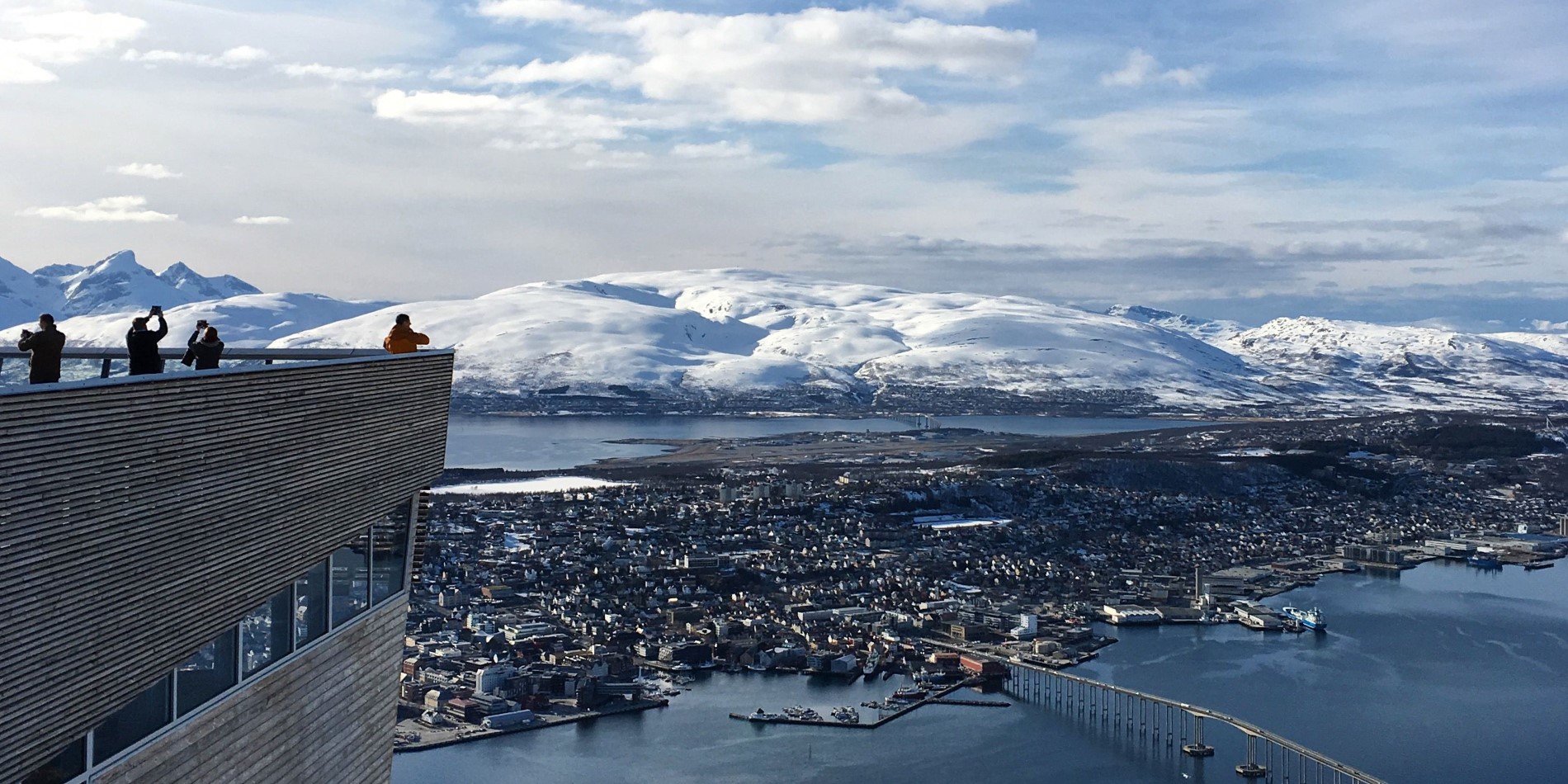 Voyageurs au point de vue de Tromsø