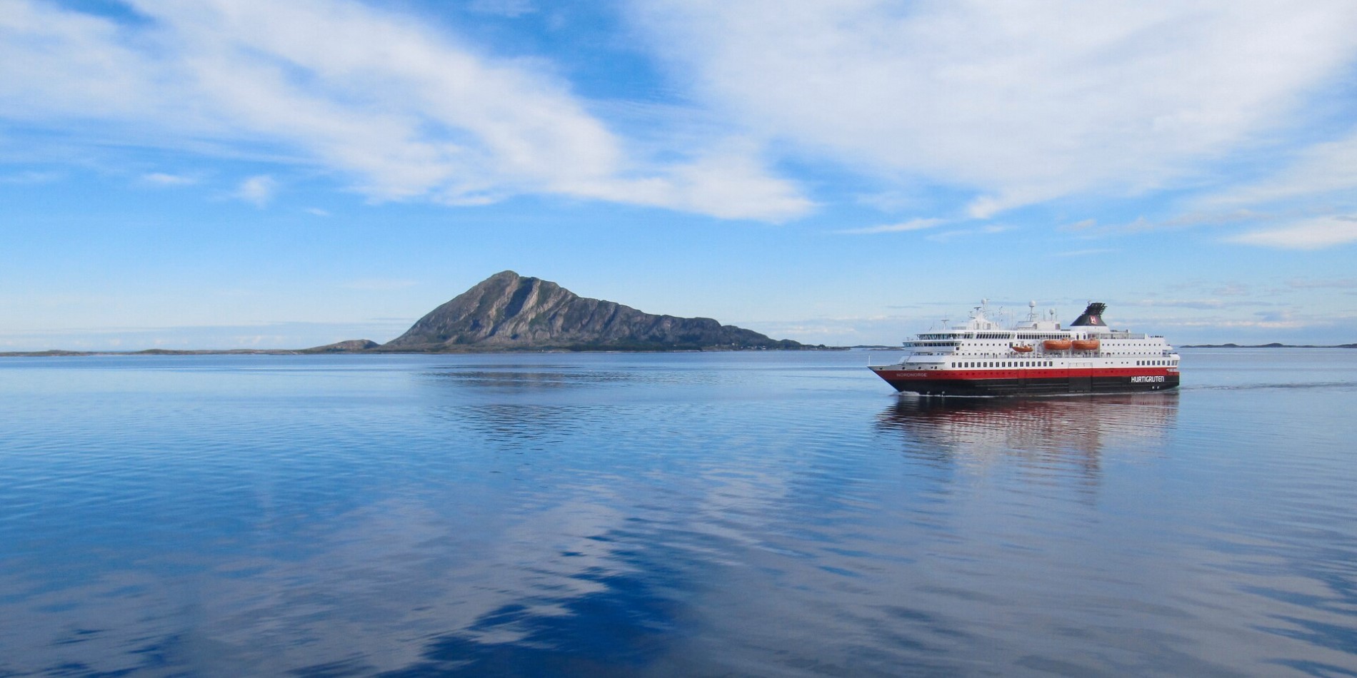 Le MS Kong Harald naviguant paisiblement le long de la côte norvégienne