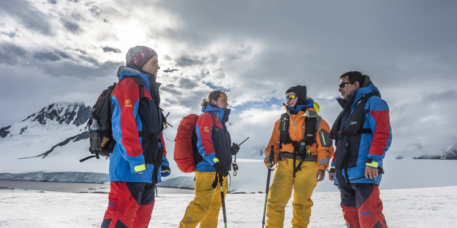 Équipe d'expédition planifiant une randonnée à Damoy Point, Antarctique