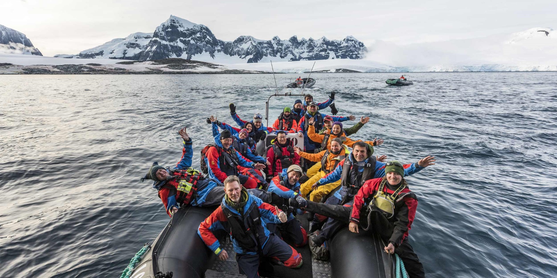L'équipe d'expédition en croisière à Damoy Point, Antarctique