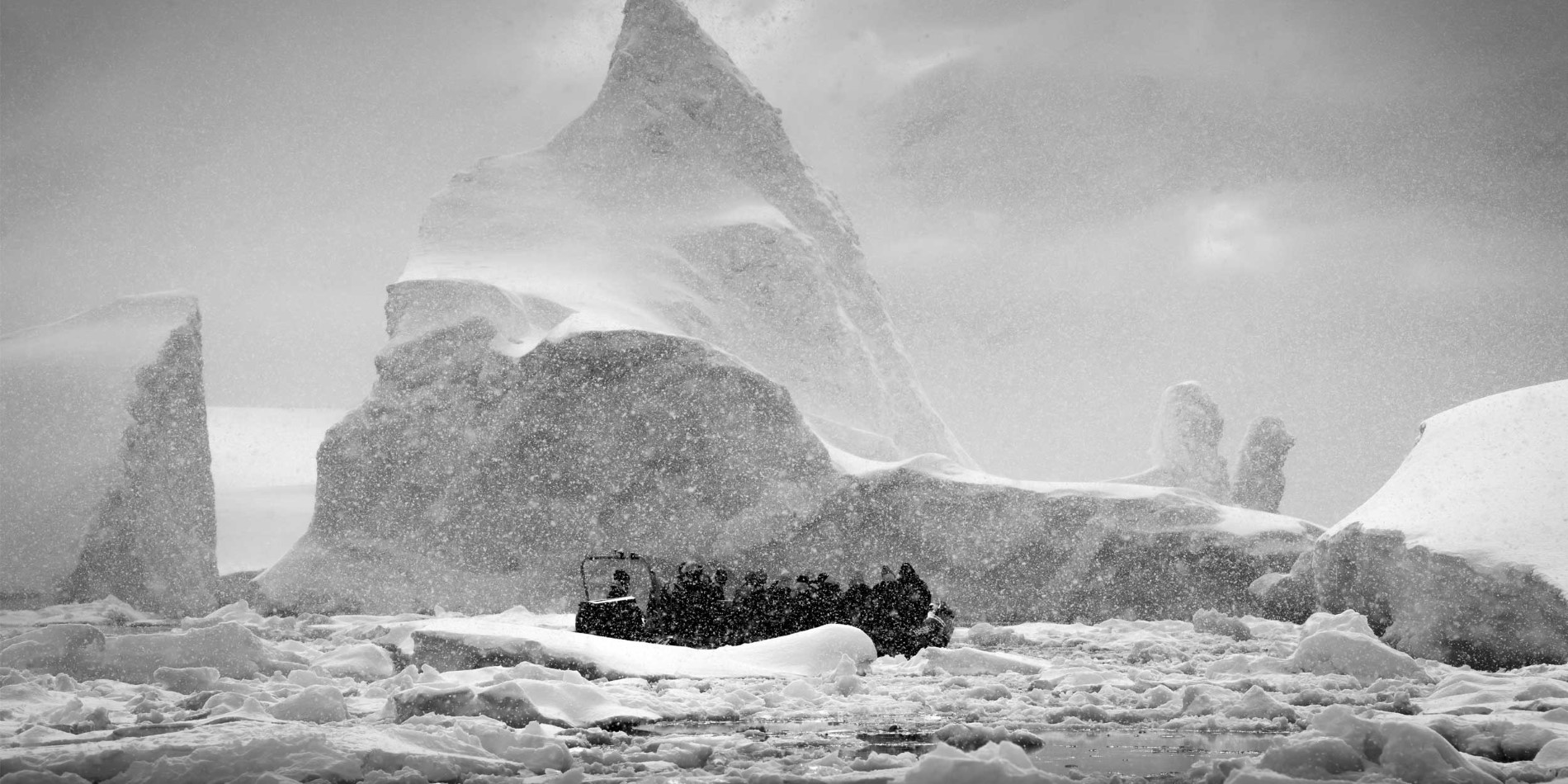 Croisière à travers les icebergs en Antarctique