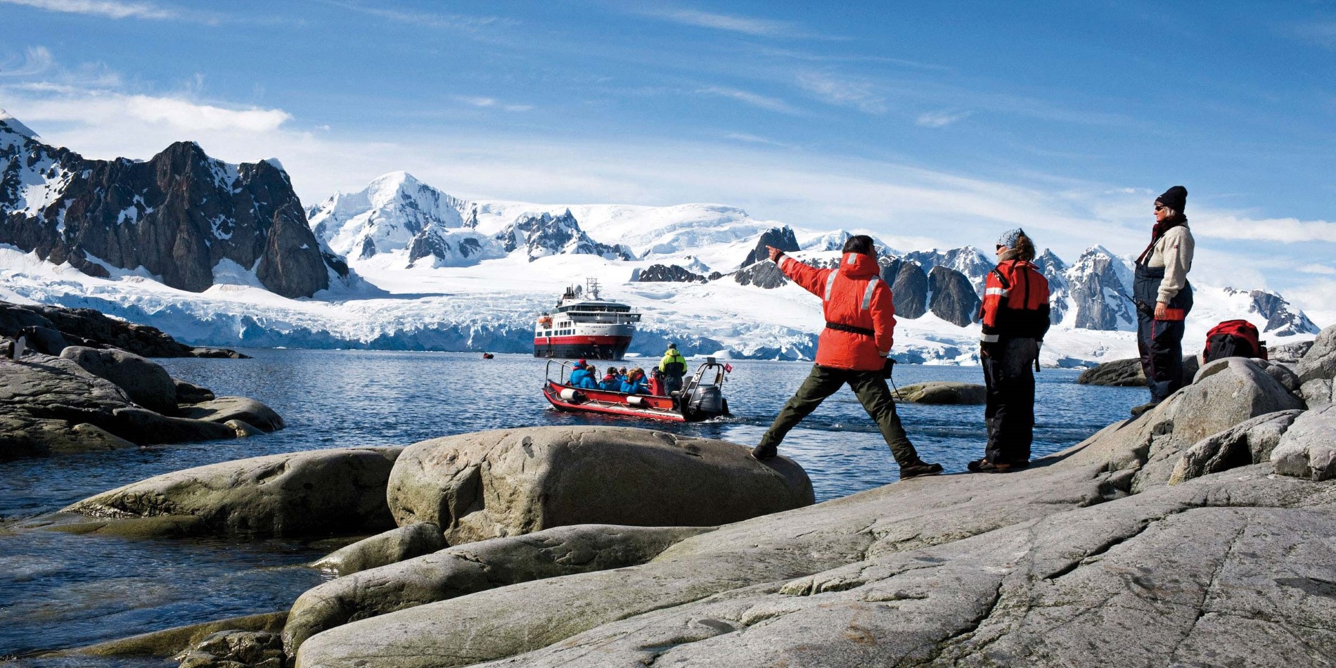 Joignez-vous à l'équipe de l'Expédition et découvrez les rives glacées de l'Antarctique avec des débarquements pour voir de près la faune, explorer en kayak et visiter des endroits fascinants. 
