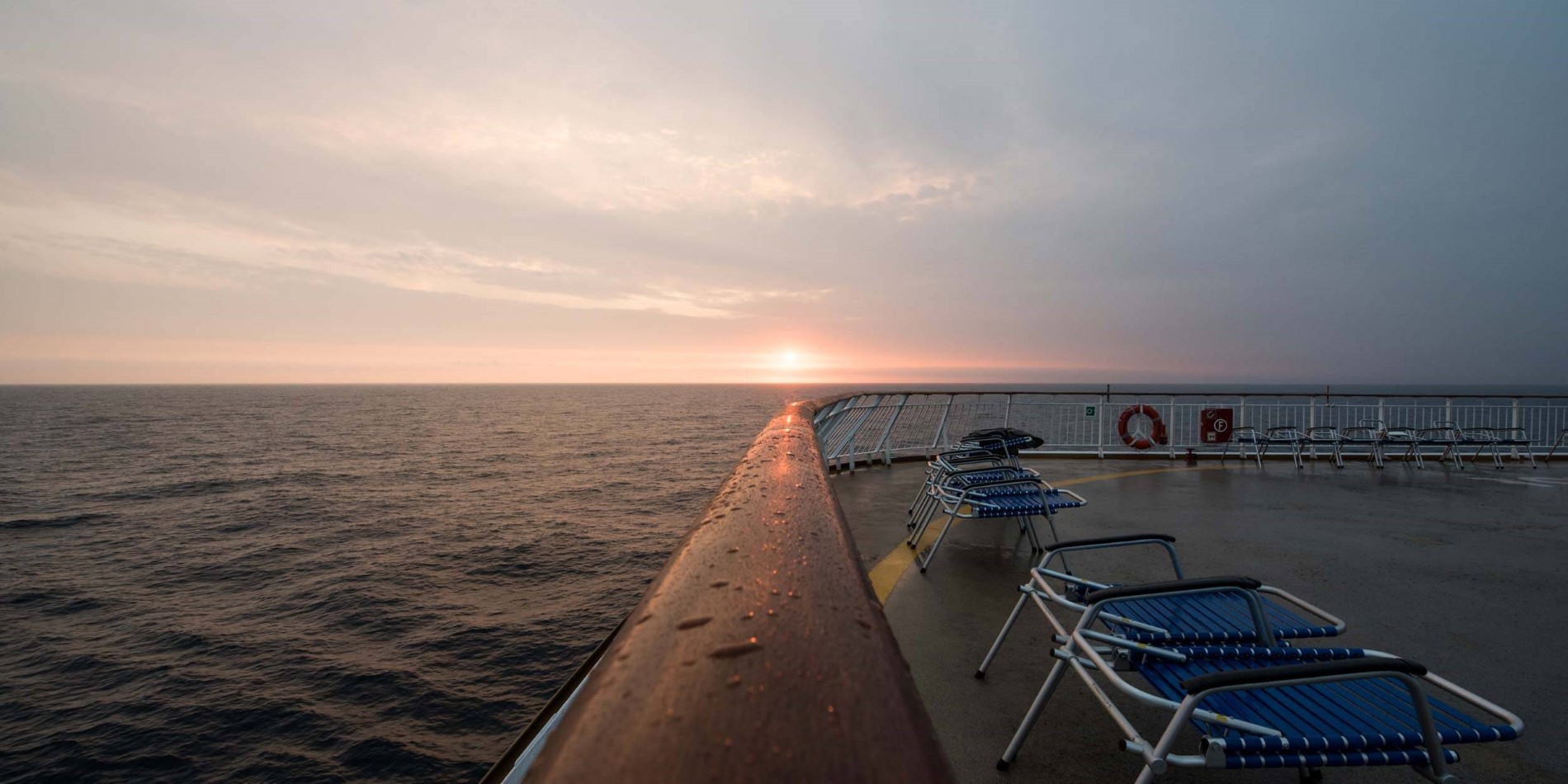 Coucher du soleil de MS Midnatsol dans l'océan Atlantique