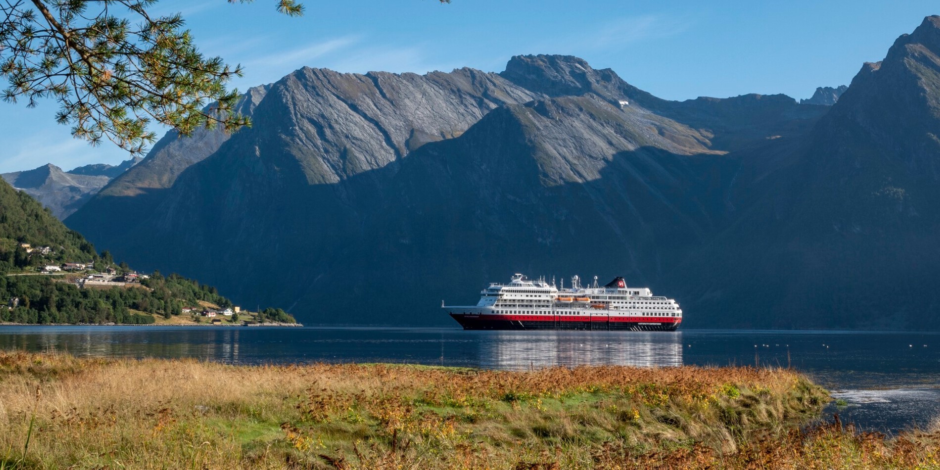 Navire Hurtigruten dans le Hjorundfjord