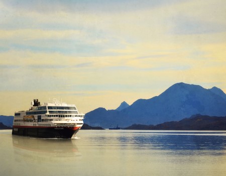 Le MS Trollfjord de Hurtigruten parcourt la pittoresque côte norvégienne