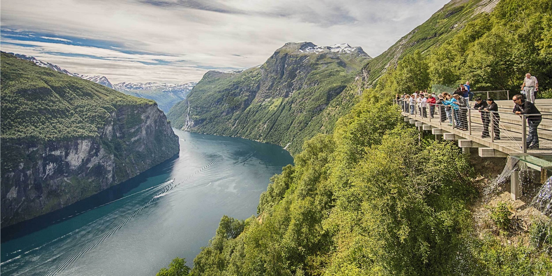Naviguez avec Hurtigruten pendant les mois d'été (juin-août) et découvrez de près l'étonnant Geirangerfjord.