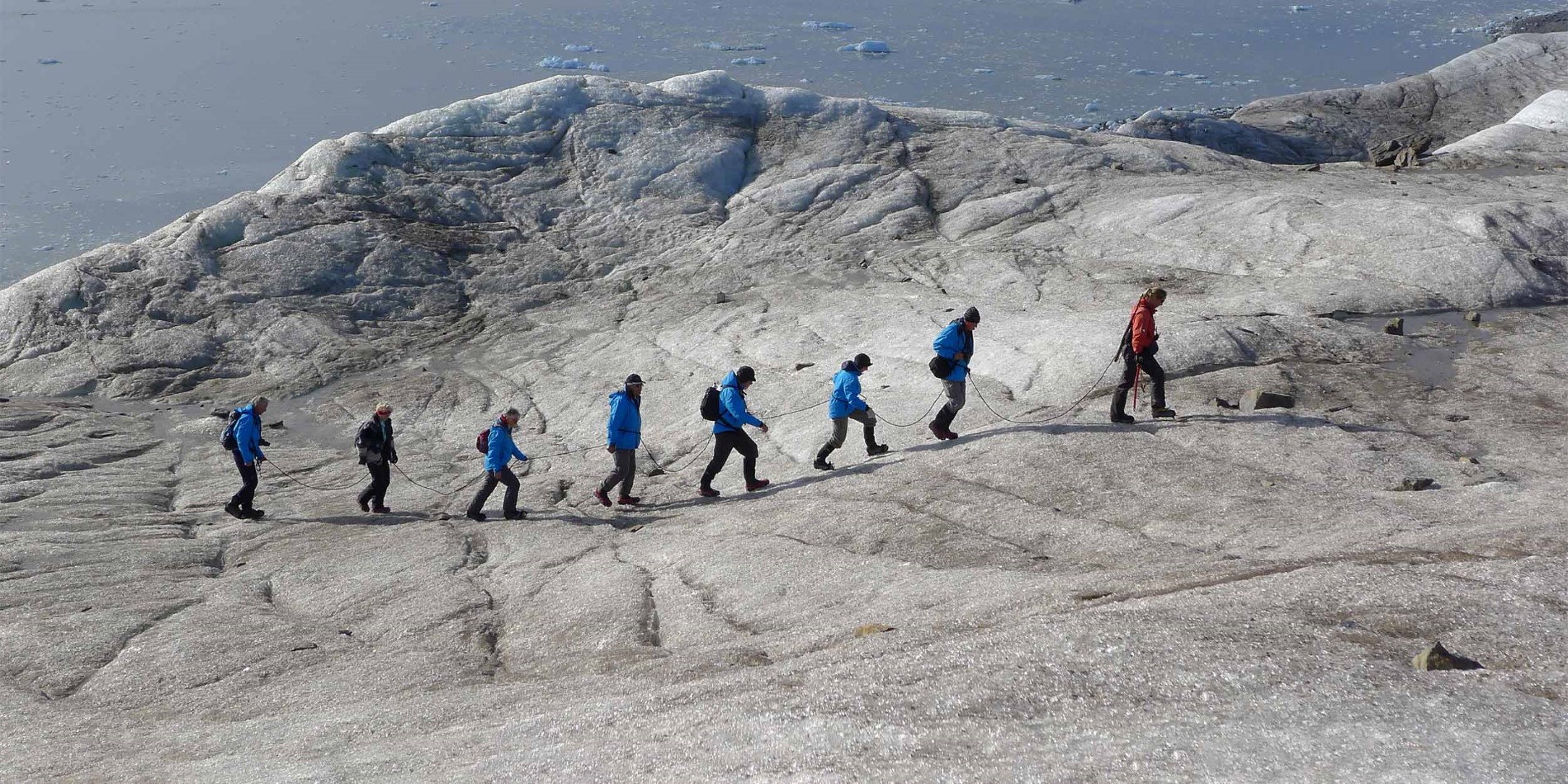 Un groupe de personnes marchant vers le haut d'une colline