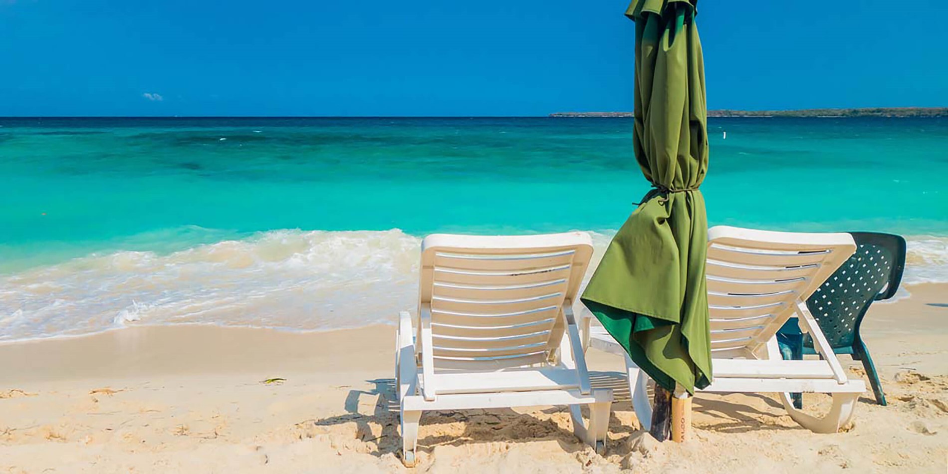 Une chaise s'asseyant devant une plage