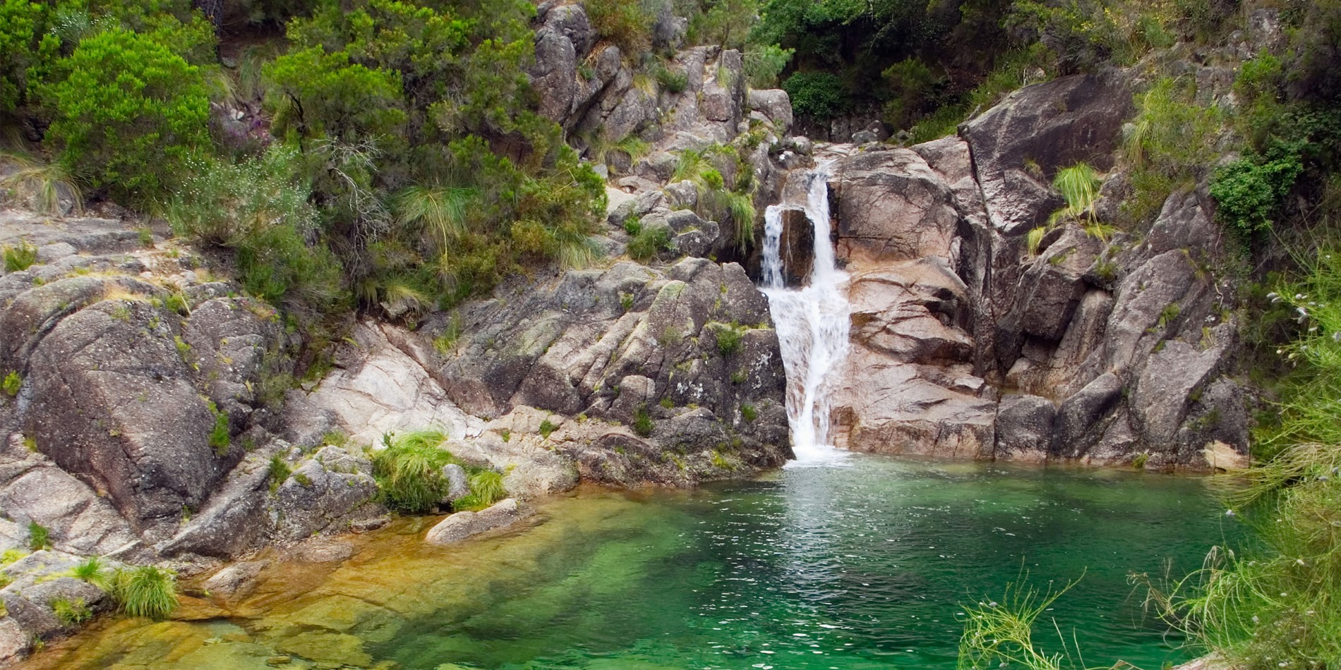  Les chutes d'eau d'Arado, parc national de Gerês, Portugal.