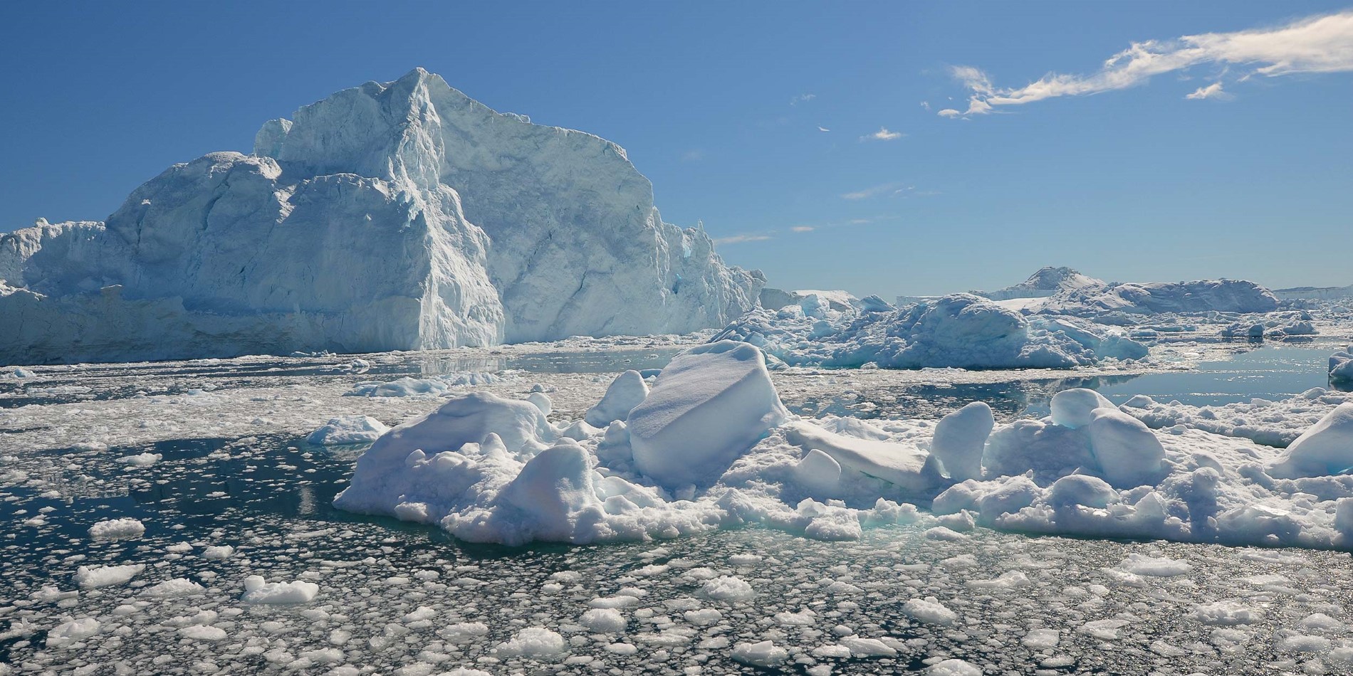 Vue majestueuse de glace et d'icebergs