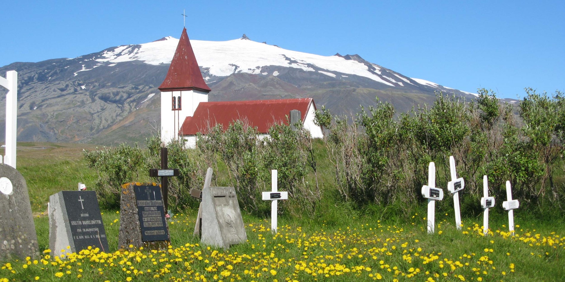 Église à Hellnar avec Snaefellsj-kull à l'arrière-plan