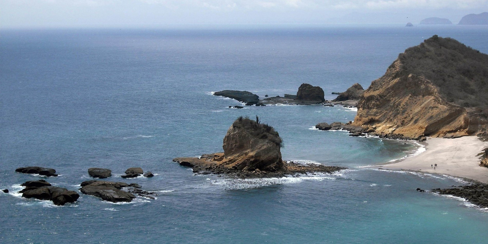 Une île rocheuse au milieu d'un plan d'eau