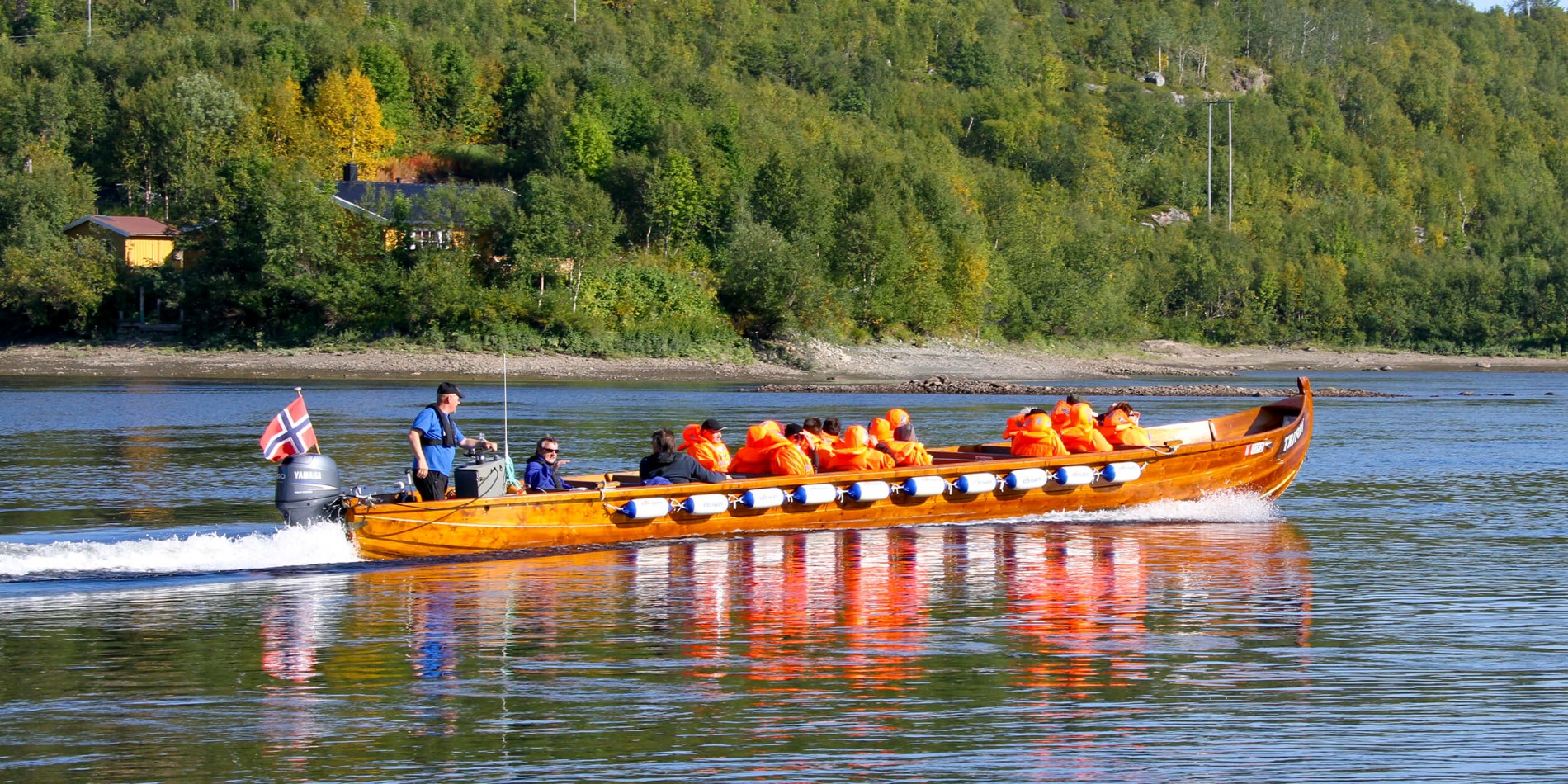 Un groupe de personnes conduisant sur l'arrière d'un bateau dans l'eau