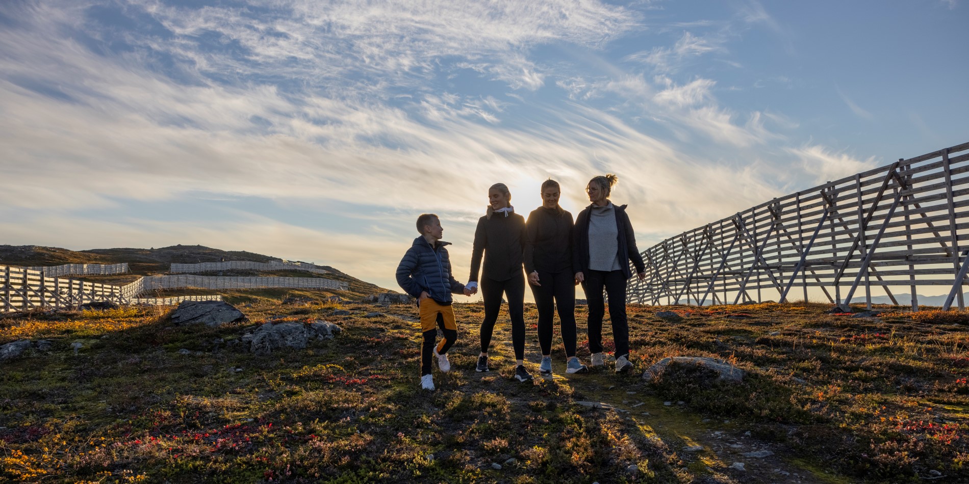 Trois adultes et un enfant en randonnée à Hammerfest