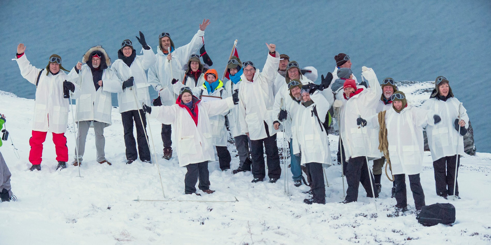 Un groupe de personnes posant pour une image dans la neige