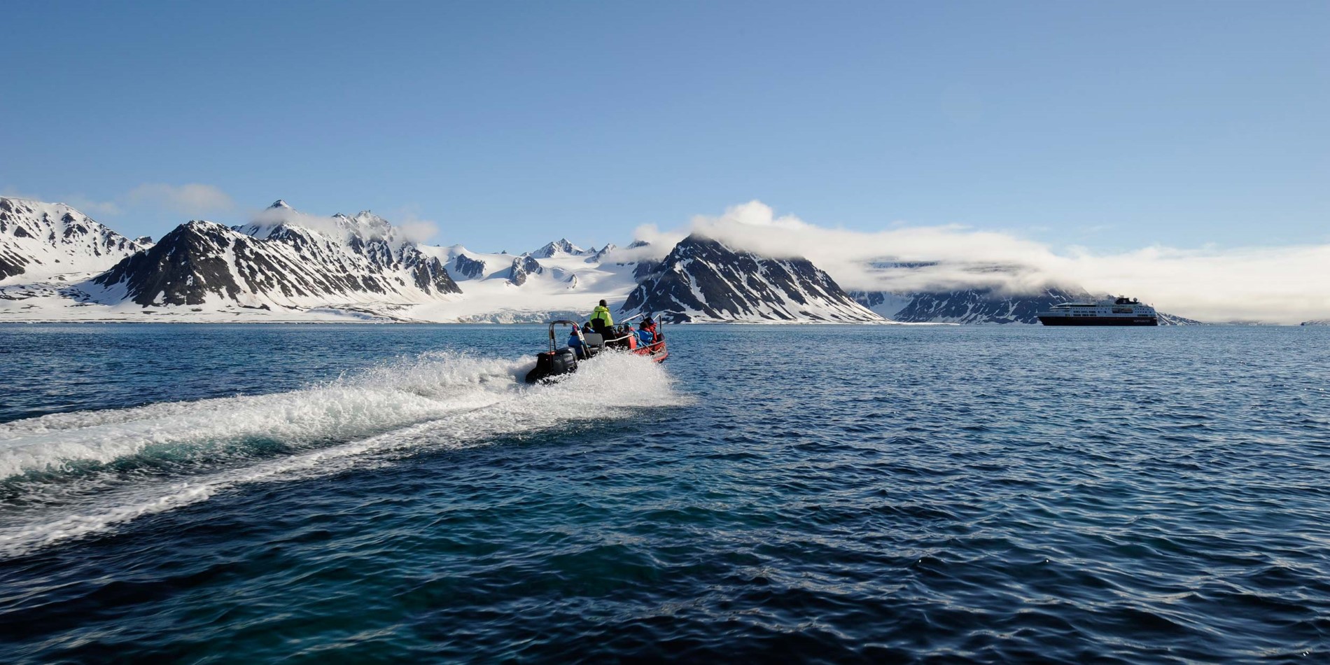 Nous utilisons nos bateaux pneumatiques polaires pour naviguer dans les fjords et se rapprocher de la faune
