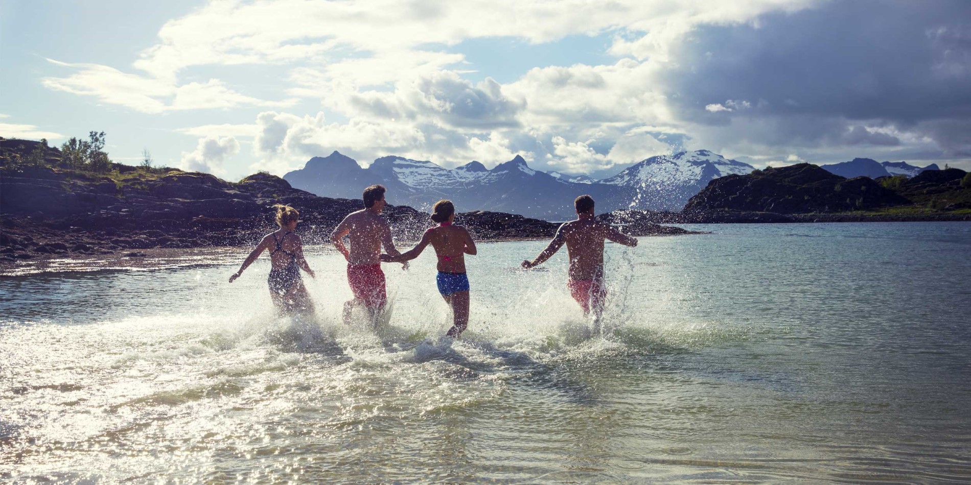 Allez nager dans les eaux fraîches de Lofoten