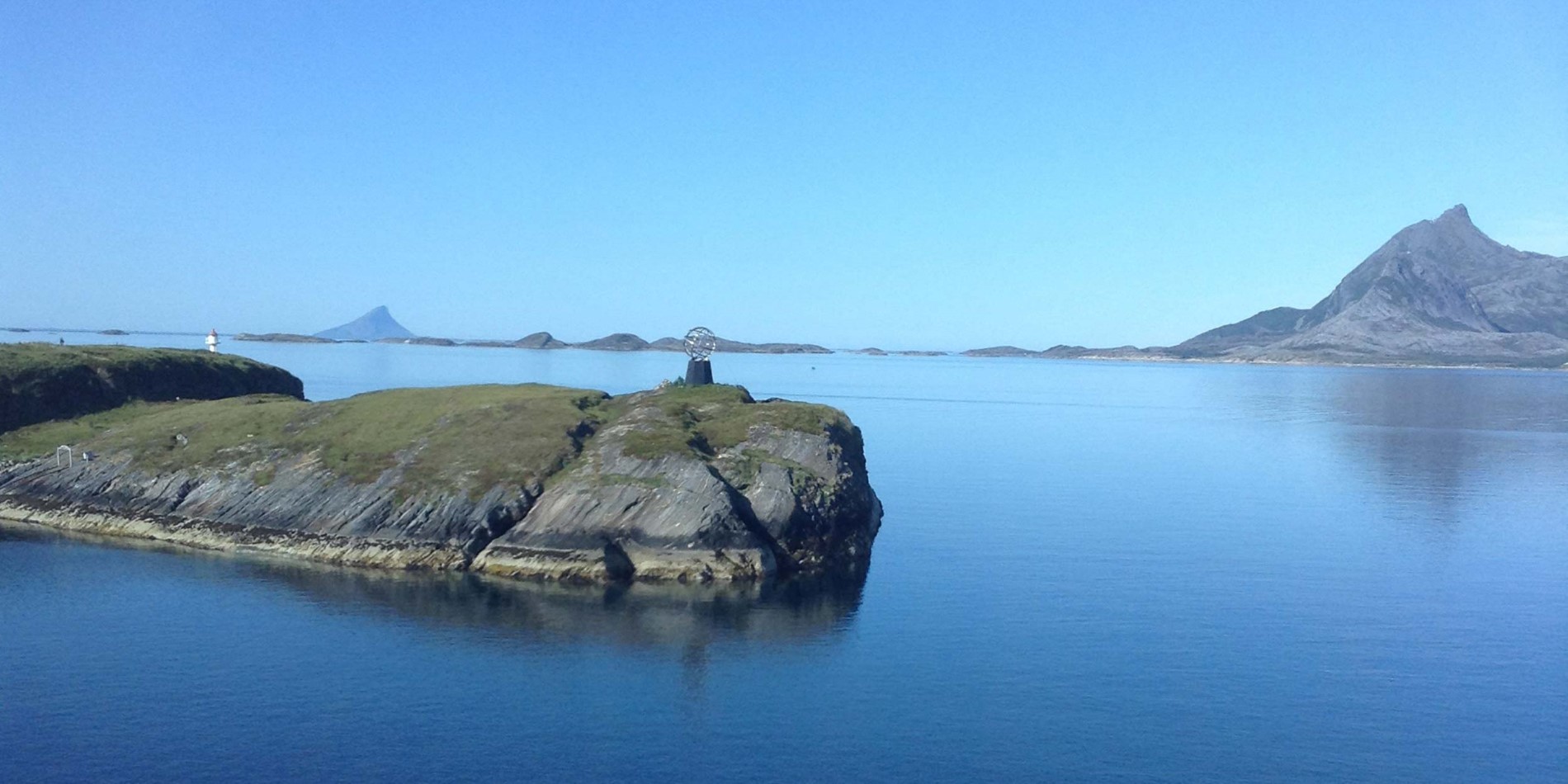 L'île Vikingen avec un phare et le monument du cercle arctique