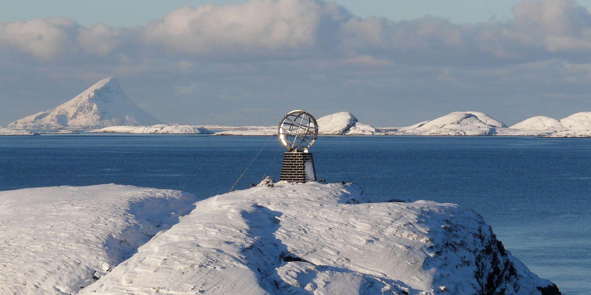 Le monument du cercle arctique en hiver