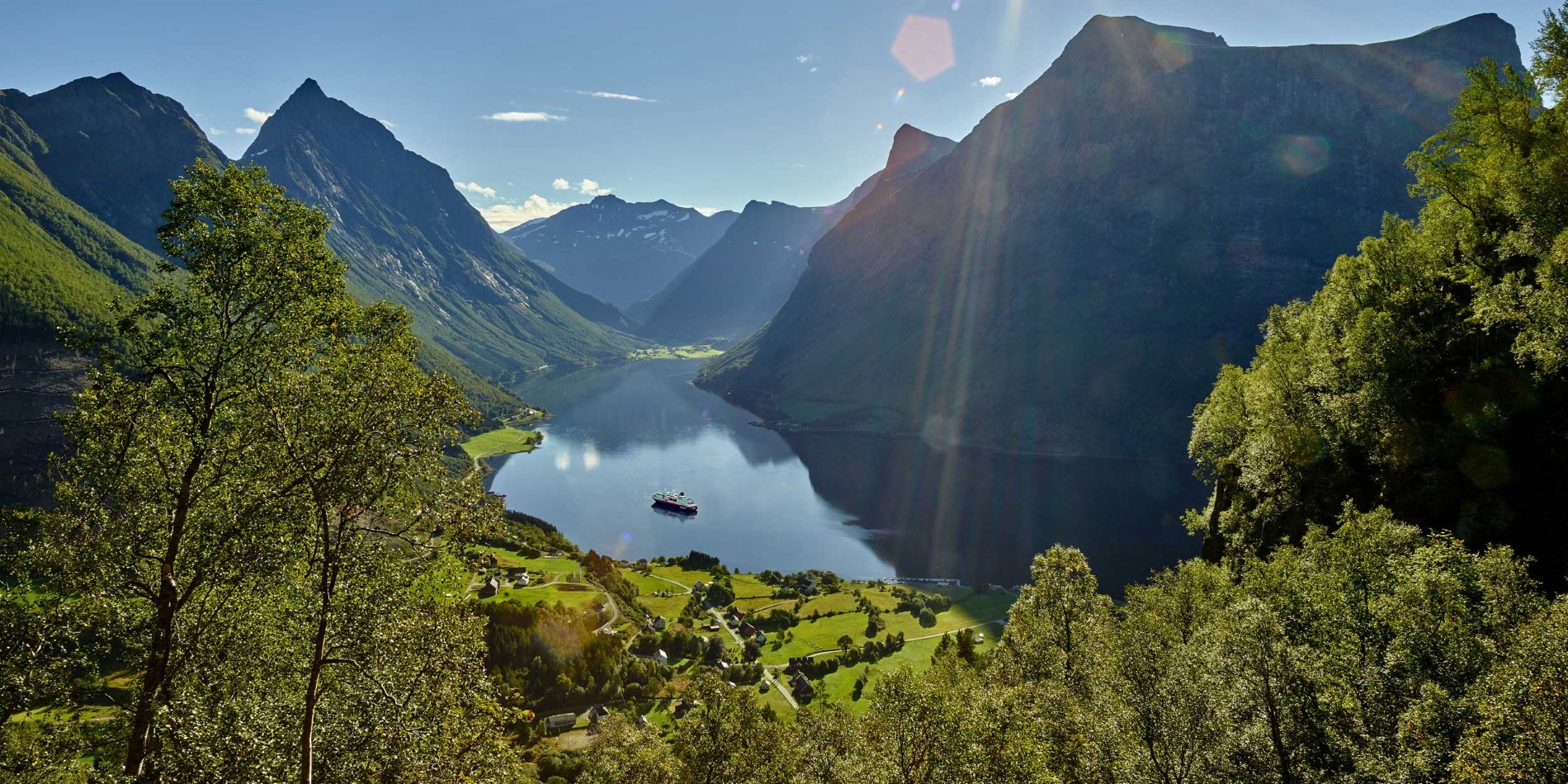 Fjord majestueux le long de la côte norvégienne
