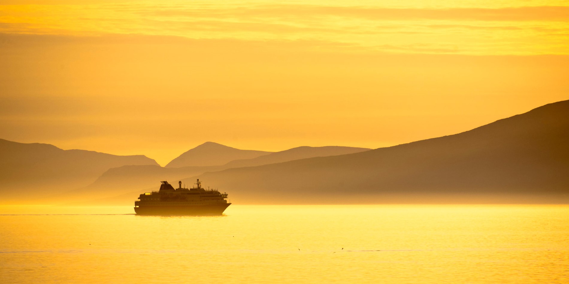 Hurtigruten voile pendant une de ces journées d'été sans fin en Norvège