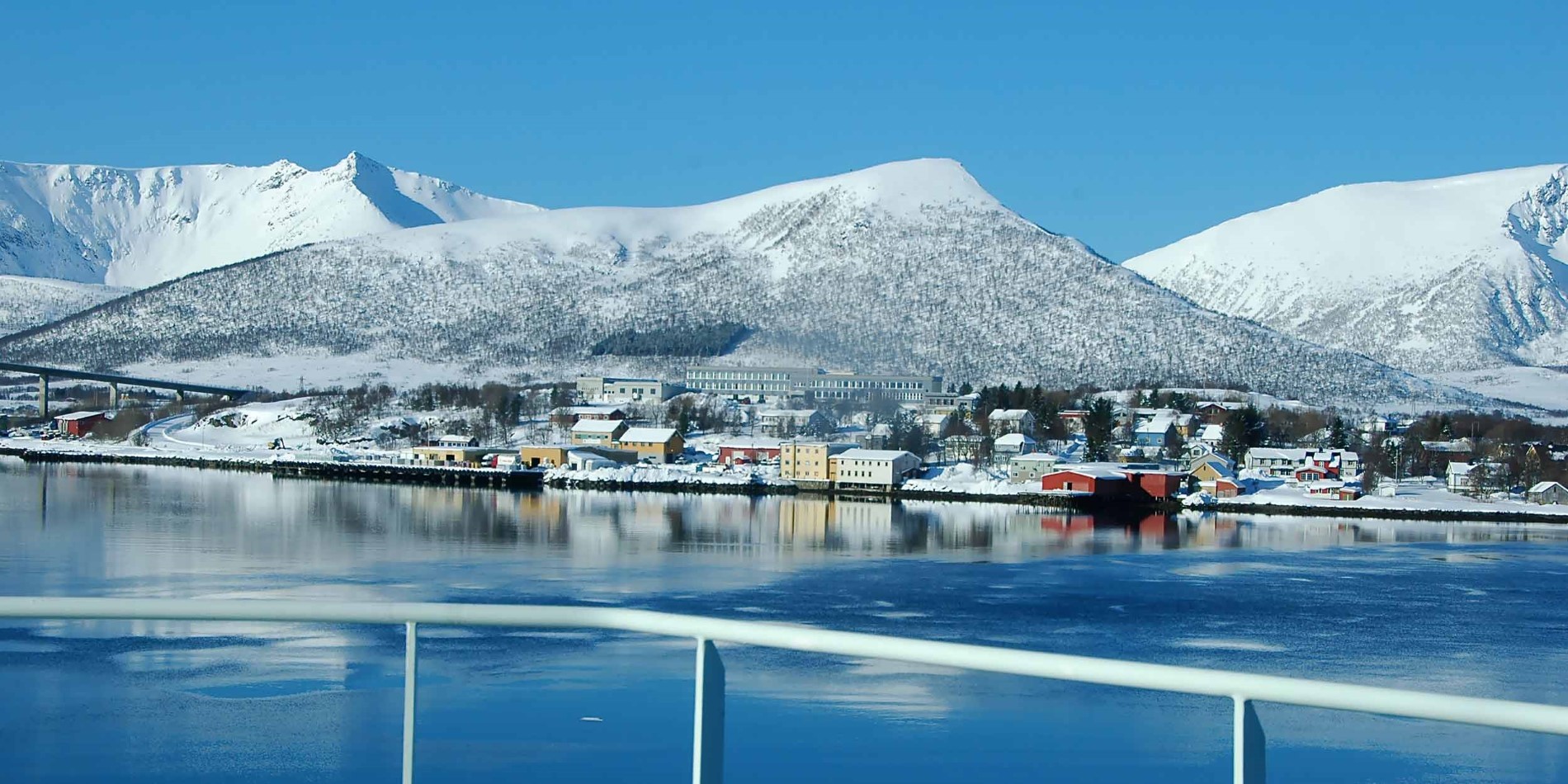 Montagnes d'eau de village de neige de Norvège de Risyhamn