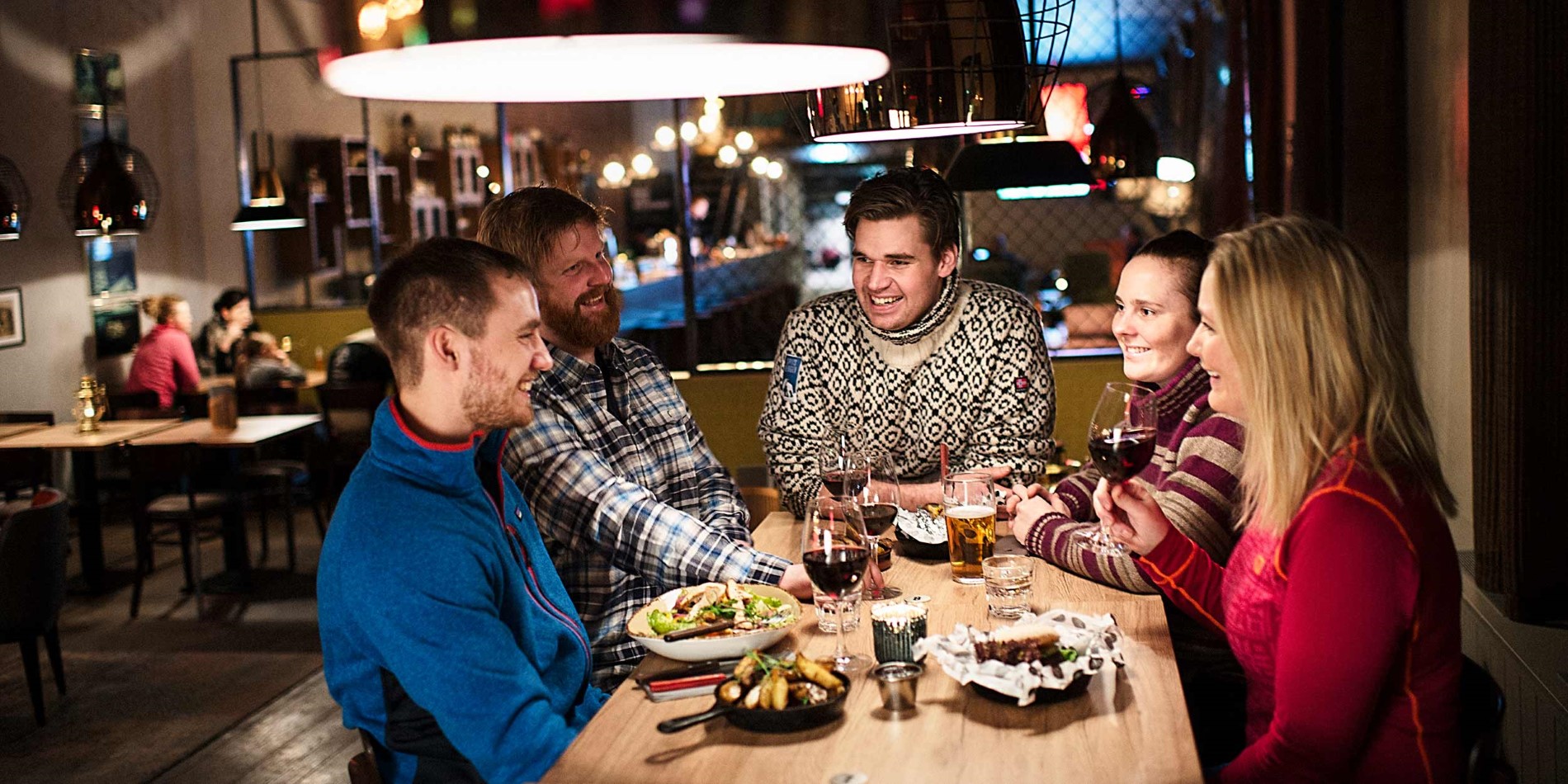 Un groupe de personnes s'asseyant à une table dans un restaurant