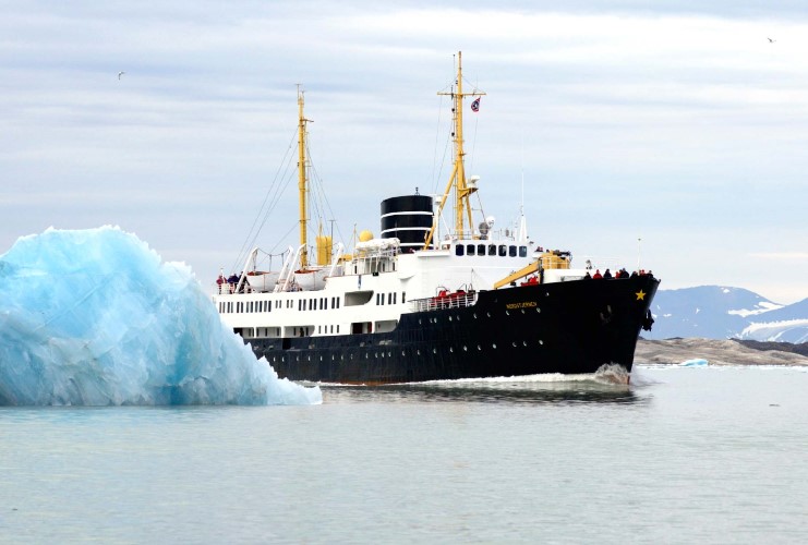 MS Nordstjernen passe un iceberg au Spitzberg