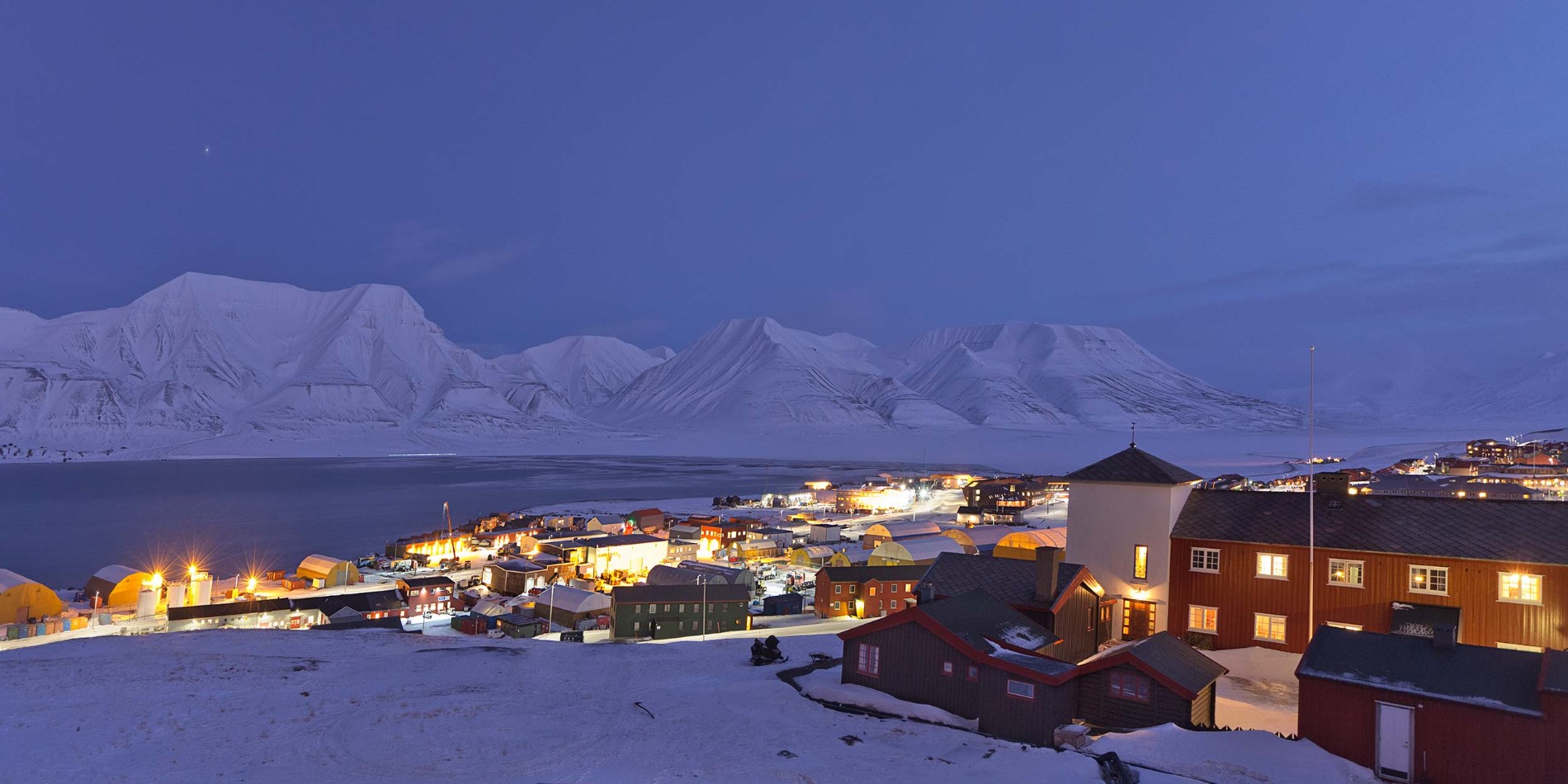 Longyearbyen dans la nuit