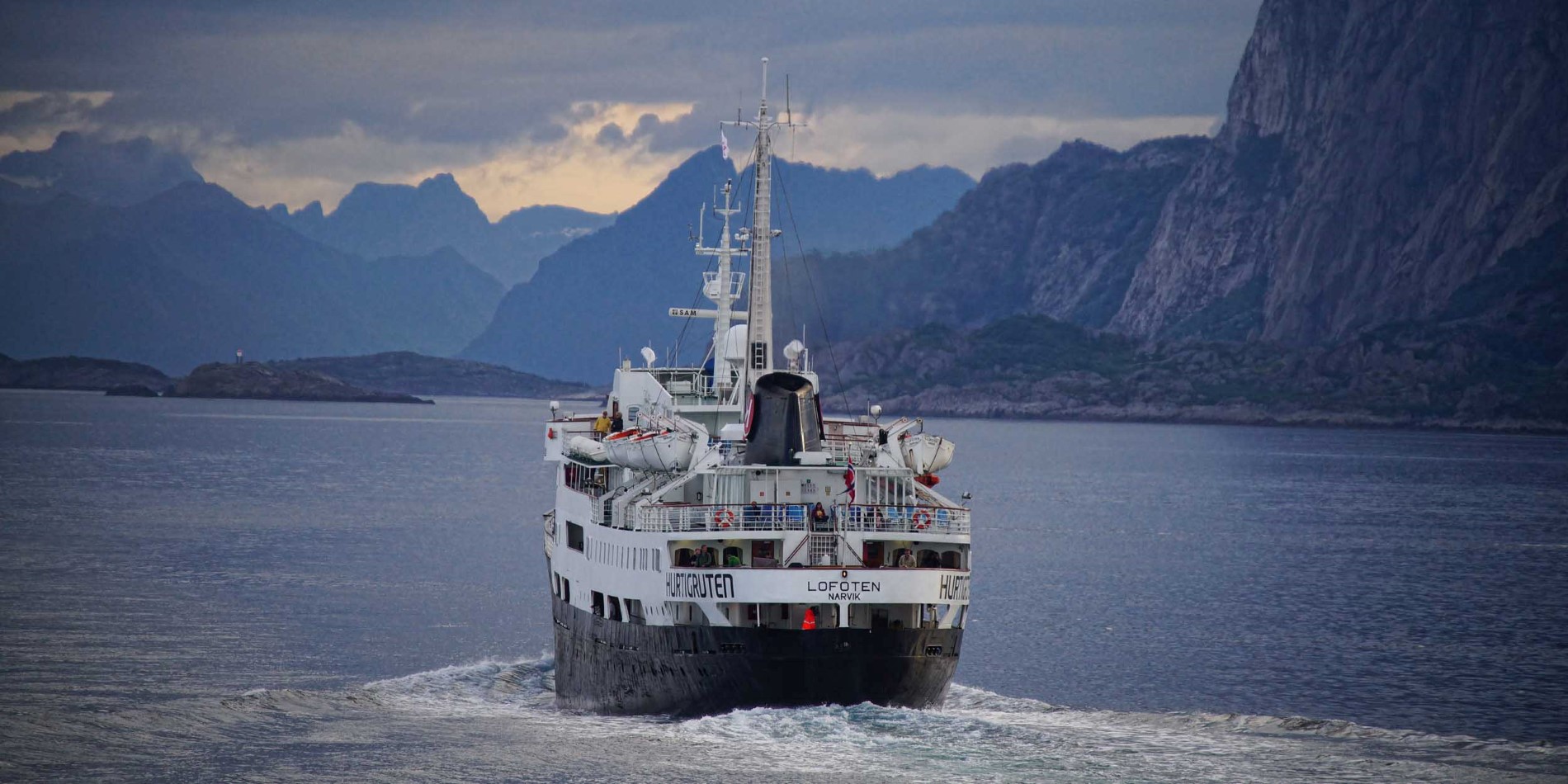 Hurtigruten - Le MS Lofoten sillonnant la côte norvégienne