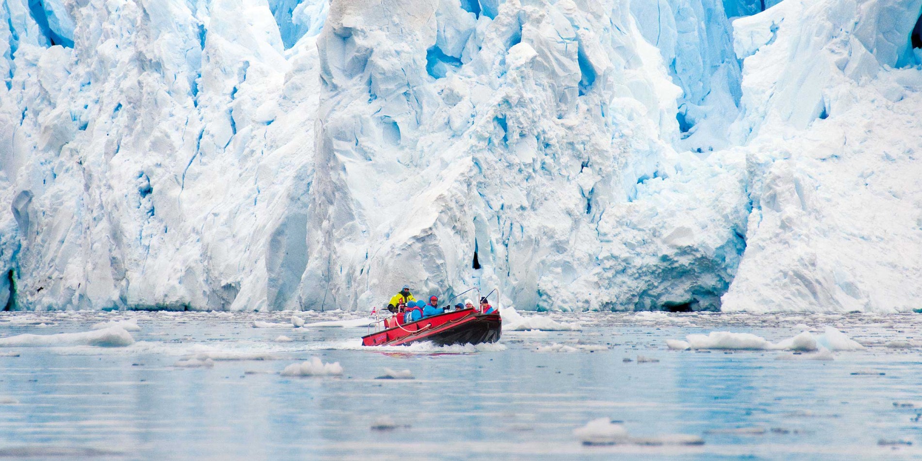 Bateau de Polarcirkel passant devant l'iceberg